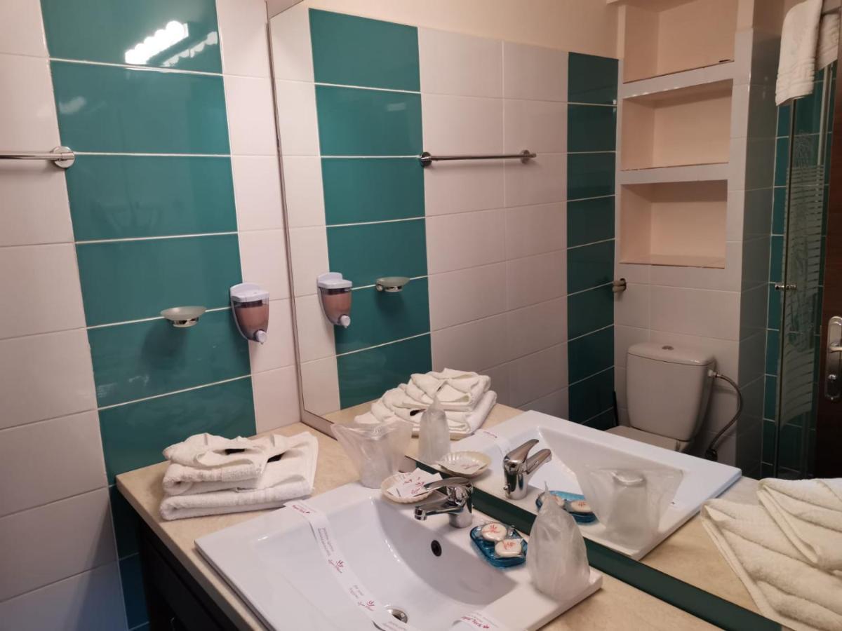 Cameră triplă cu vedere la oraș