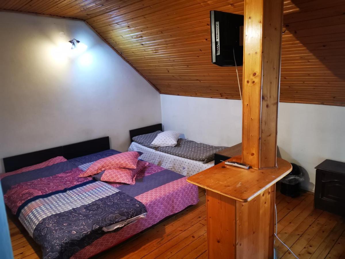 Cameră triplă cu baie comună
