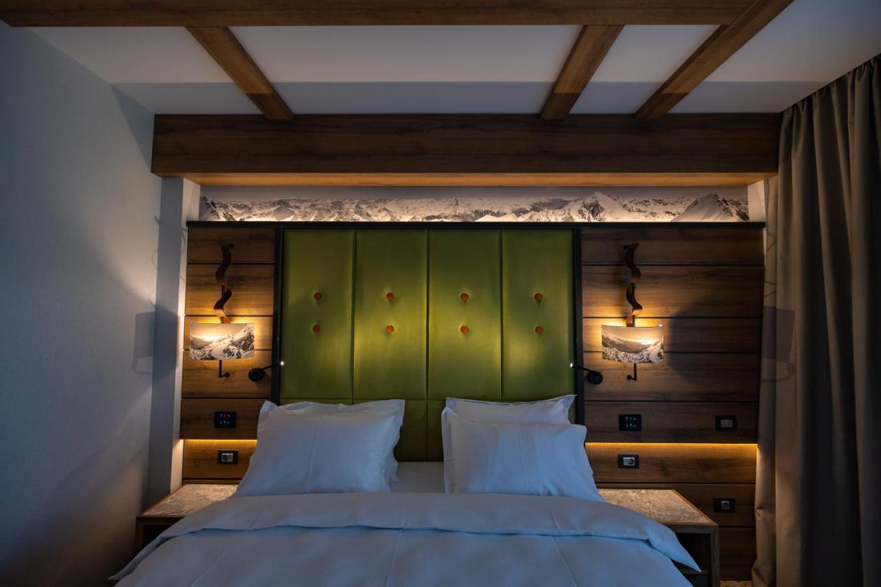 Deluxe Double Room with Side Mountain View