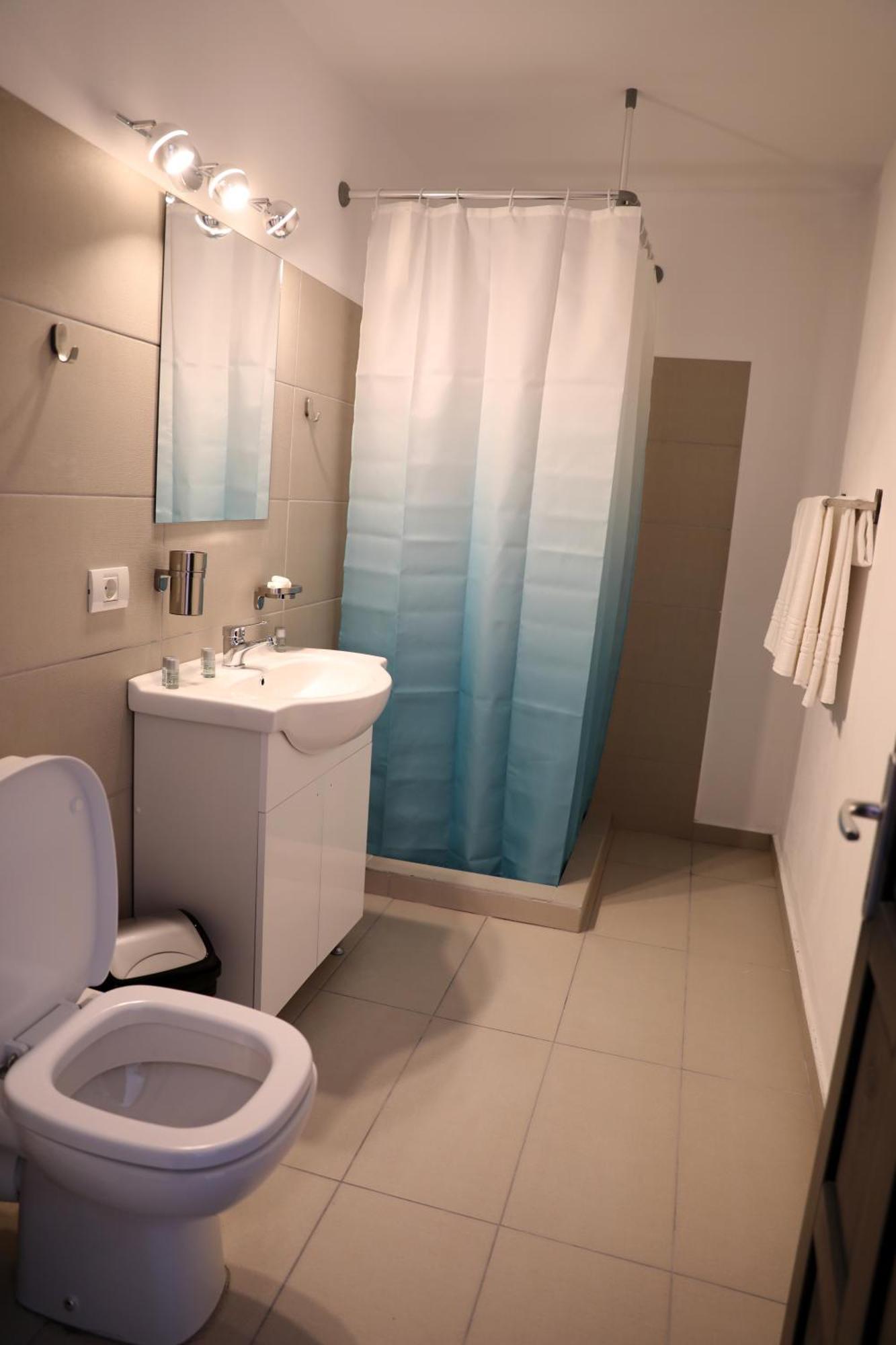 Cameră triplă cu baie privată
