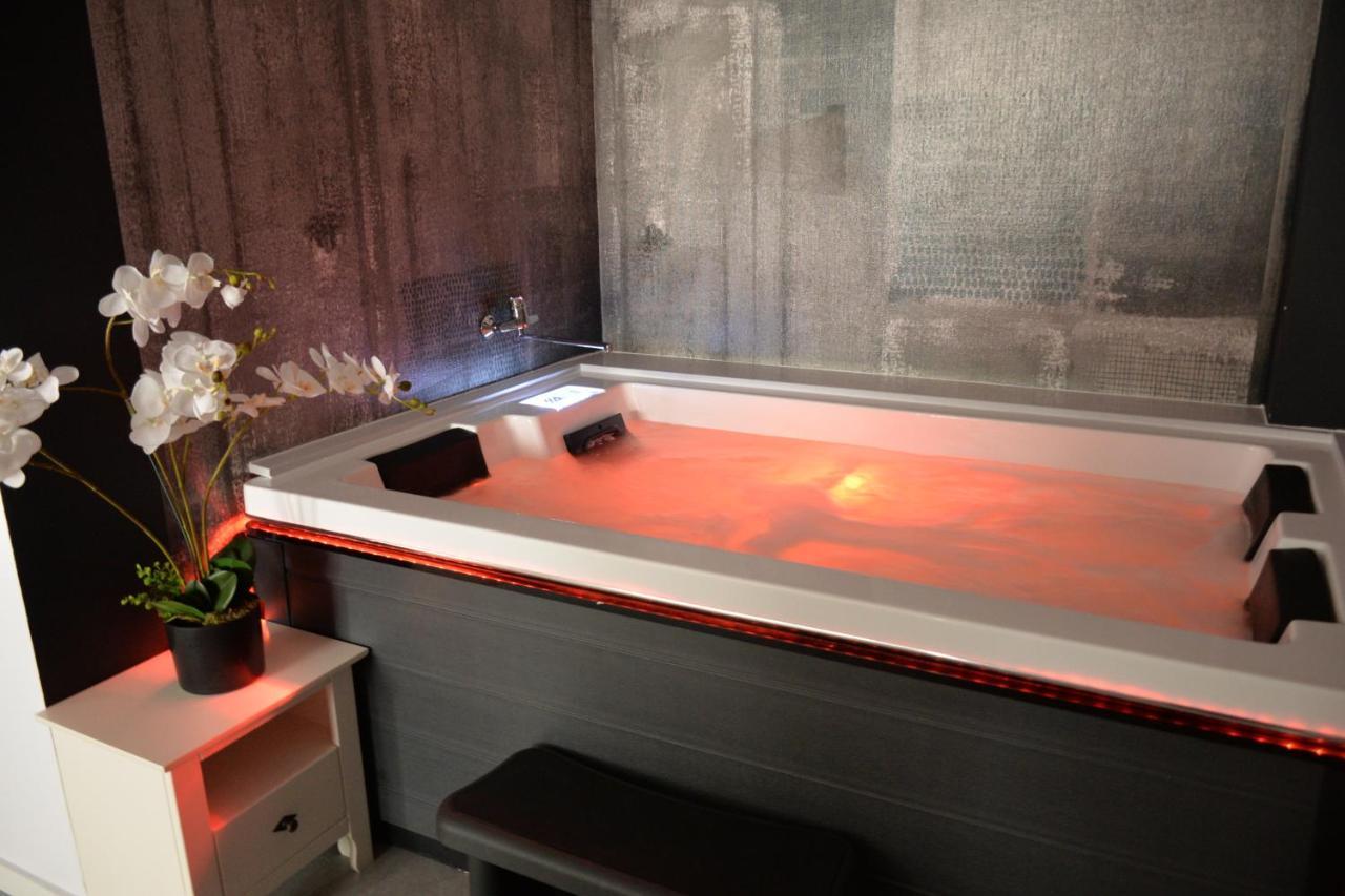 Spa Suite (with jacuzzi & sauna)