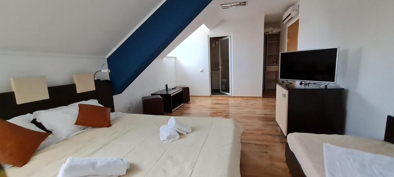 Cameră triplă cu baie privată