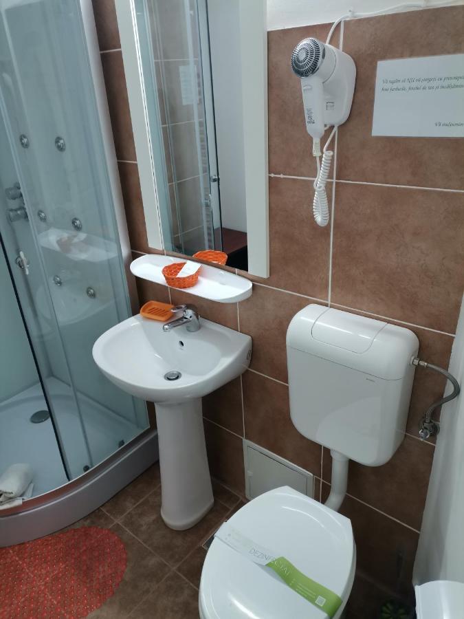 Cameră single cu baie privată