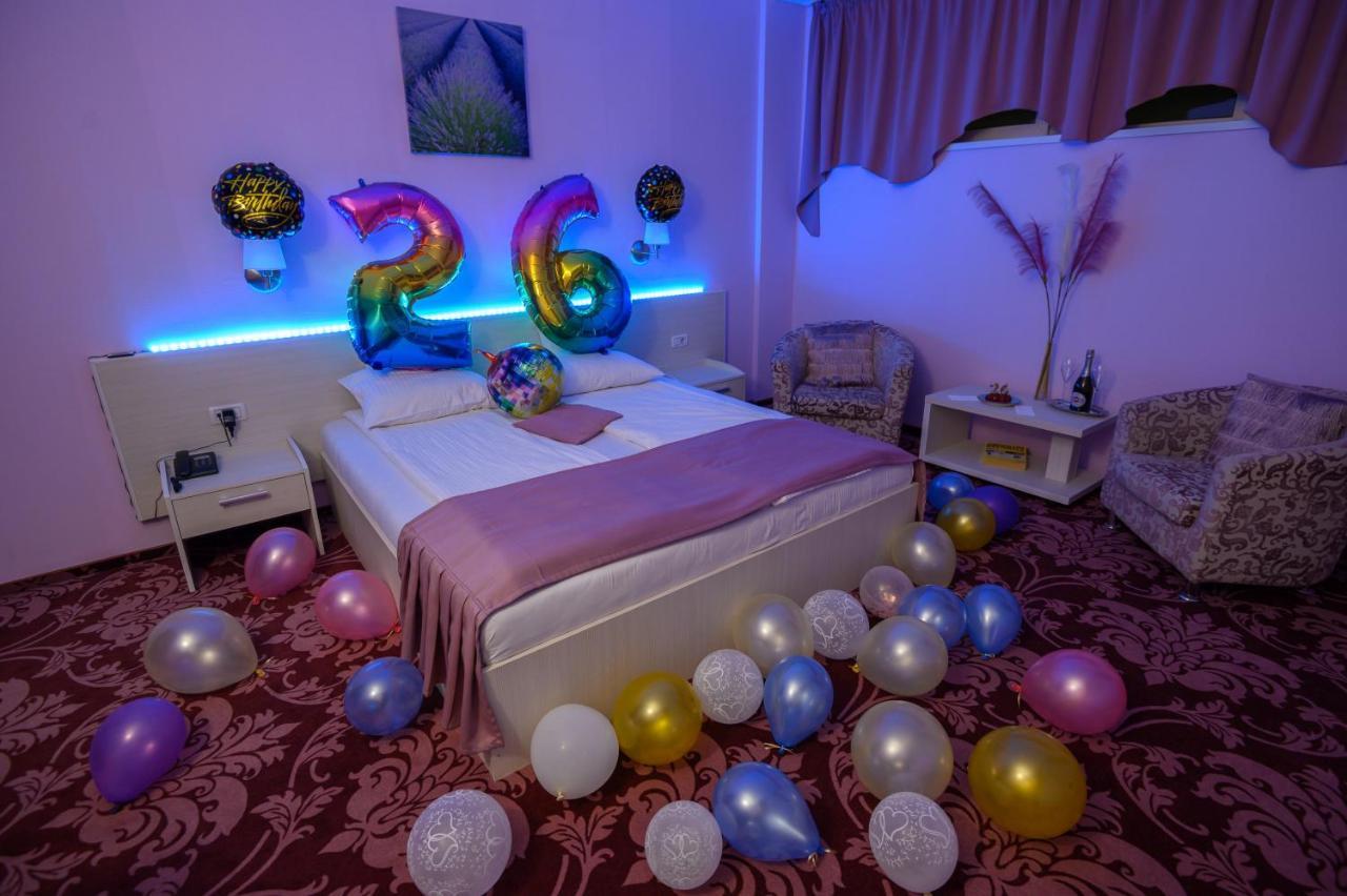 Cameră dublă cu acces la piscină interioară și jacuzzi – Decor aniversar