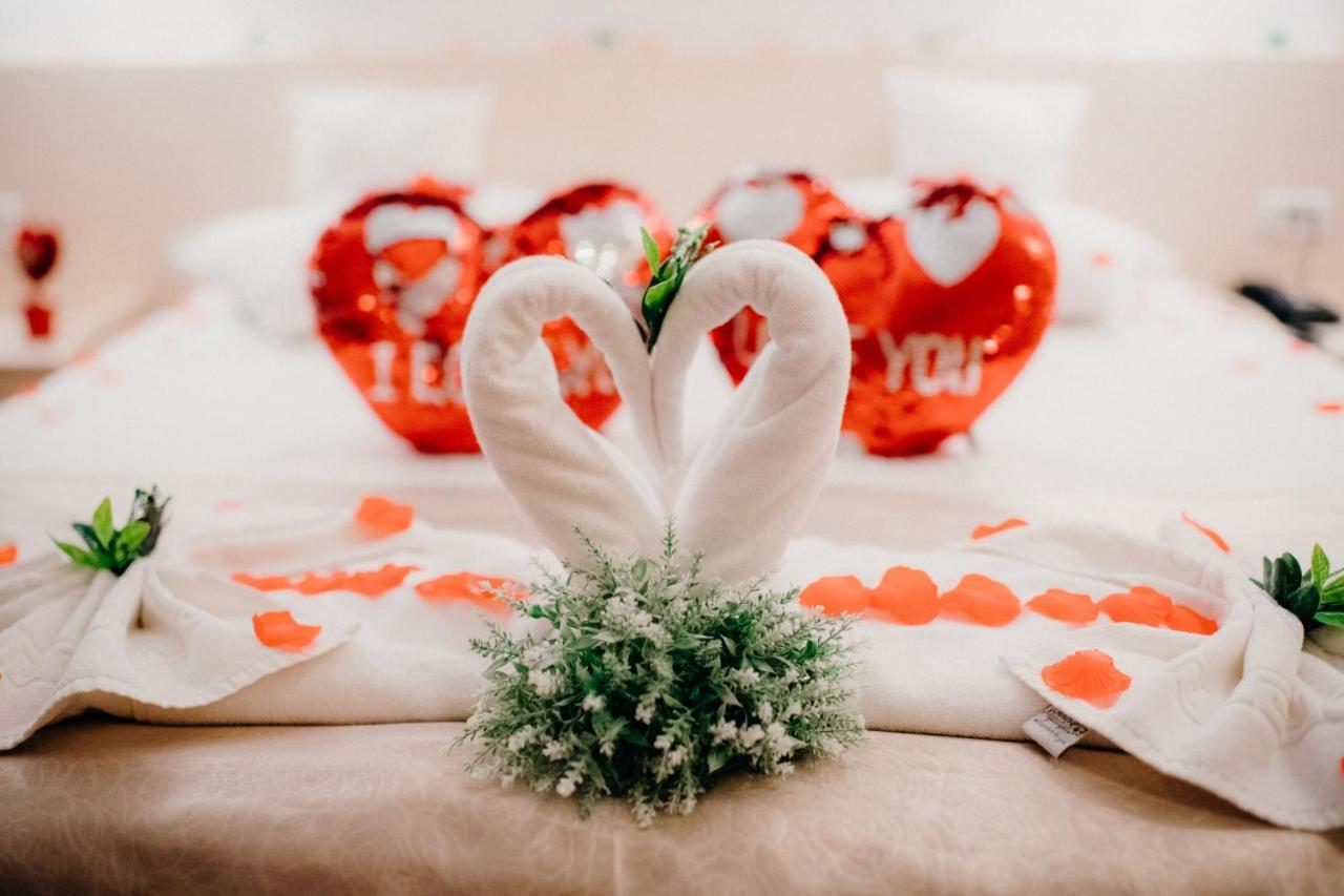 Cameră dublă cu acces la piscină interioară și jacuzzi – Decor romantic