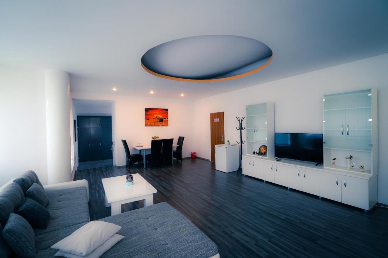 Apartament cu vedere la piscină
