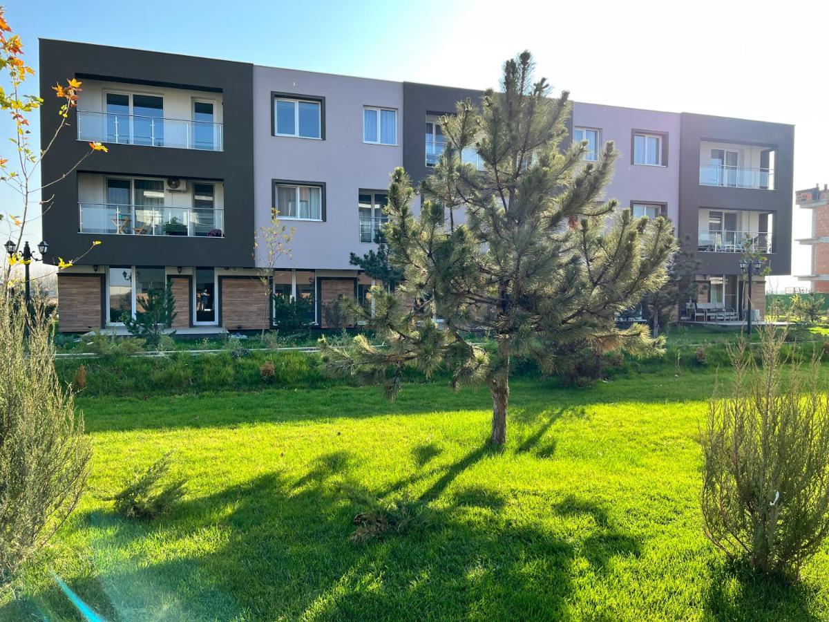 Apartament cu vedere la piscină