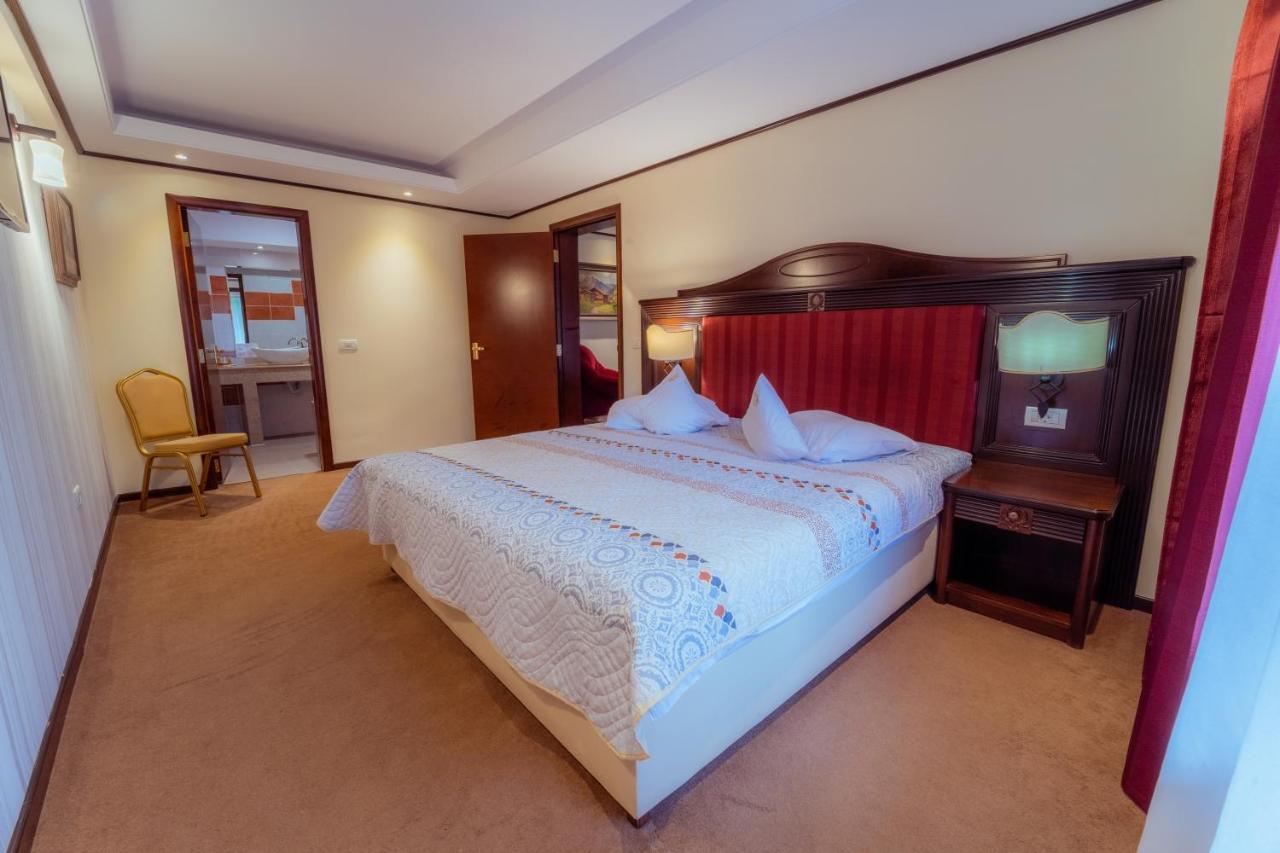 One-Bedroom Apartment,1339904741:JPEG