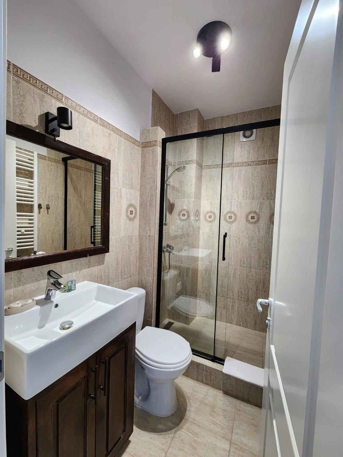 Cameră single cu baie privată