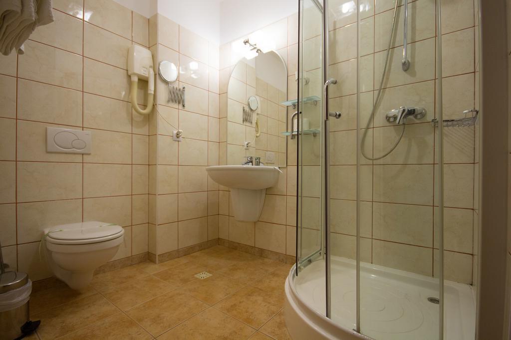 Cameră twin cu baie