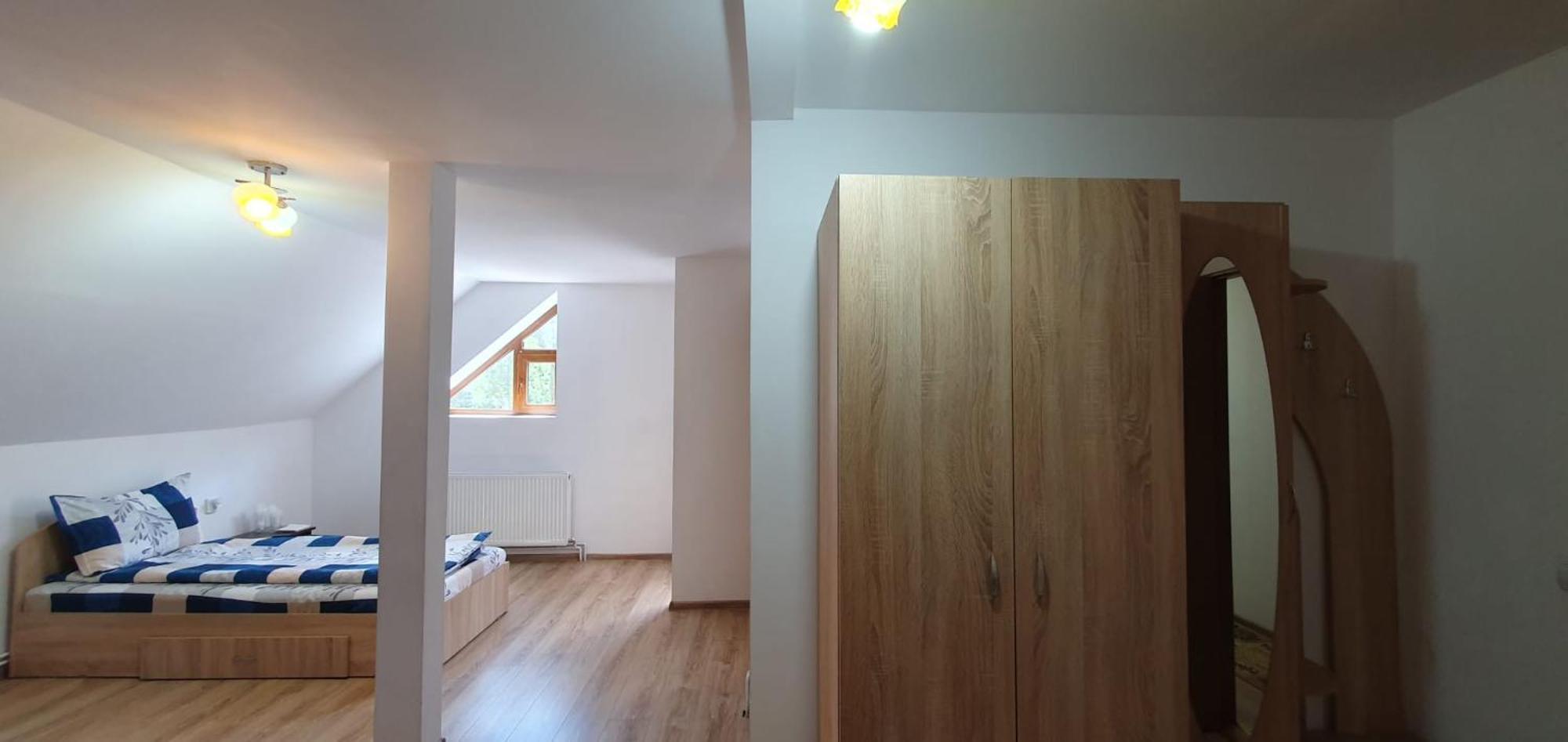 Cameră triplă cu baie privată