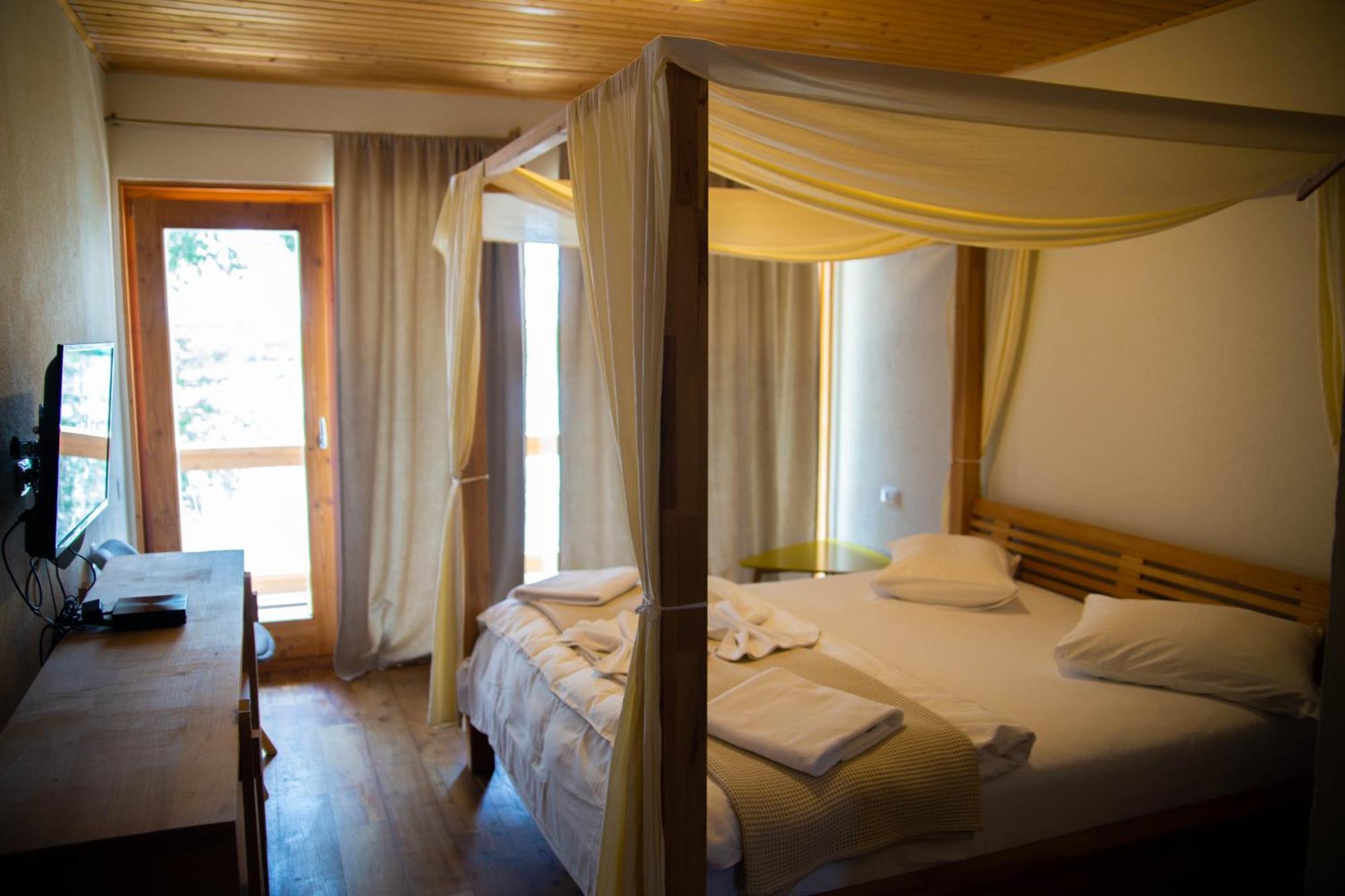 Cameră dublă Deluxe cu balcon