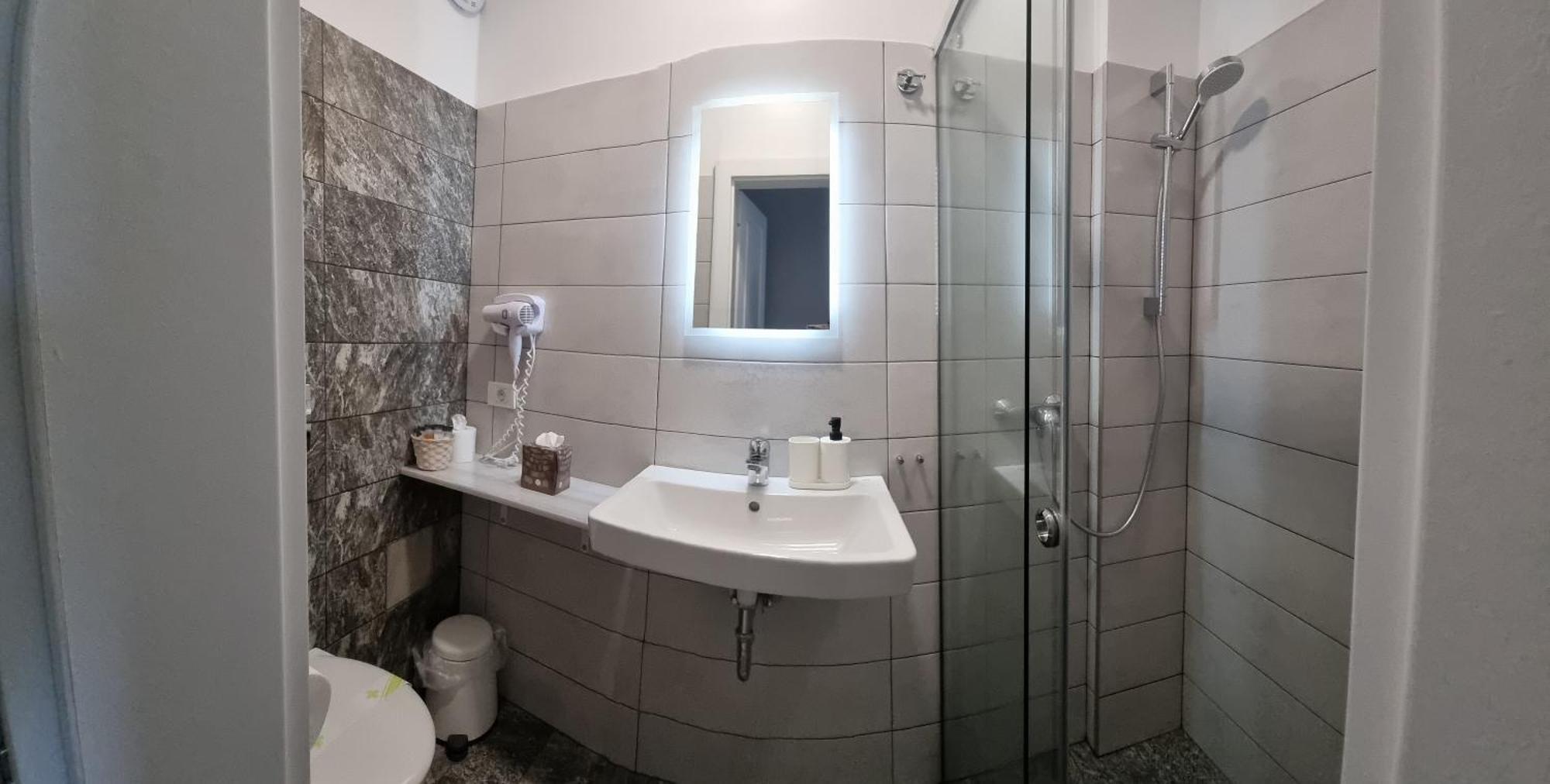 Cameră dublă cu baie privată