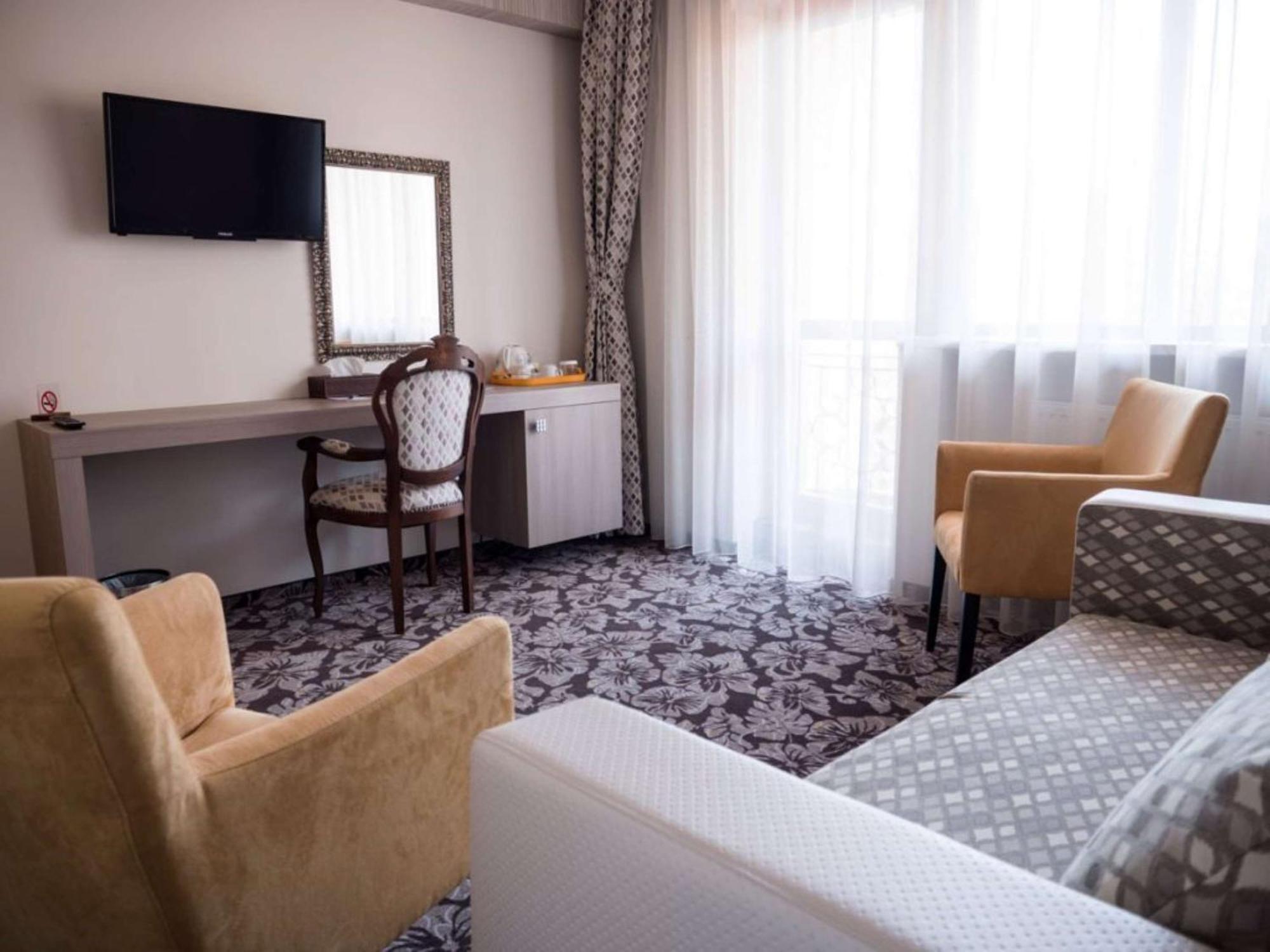 Deluxe Queen Suite with Sofa Bed and Balcony - Non-Smoking