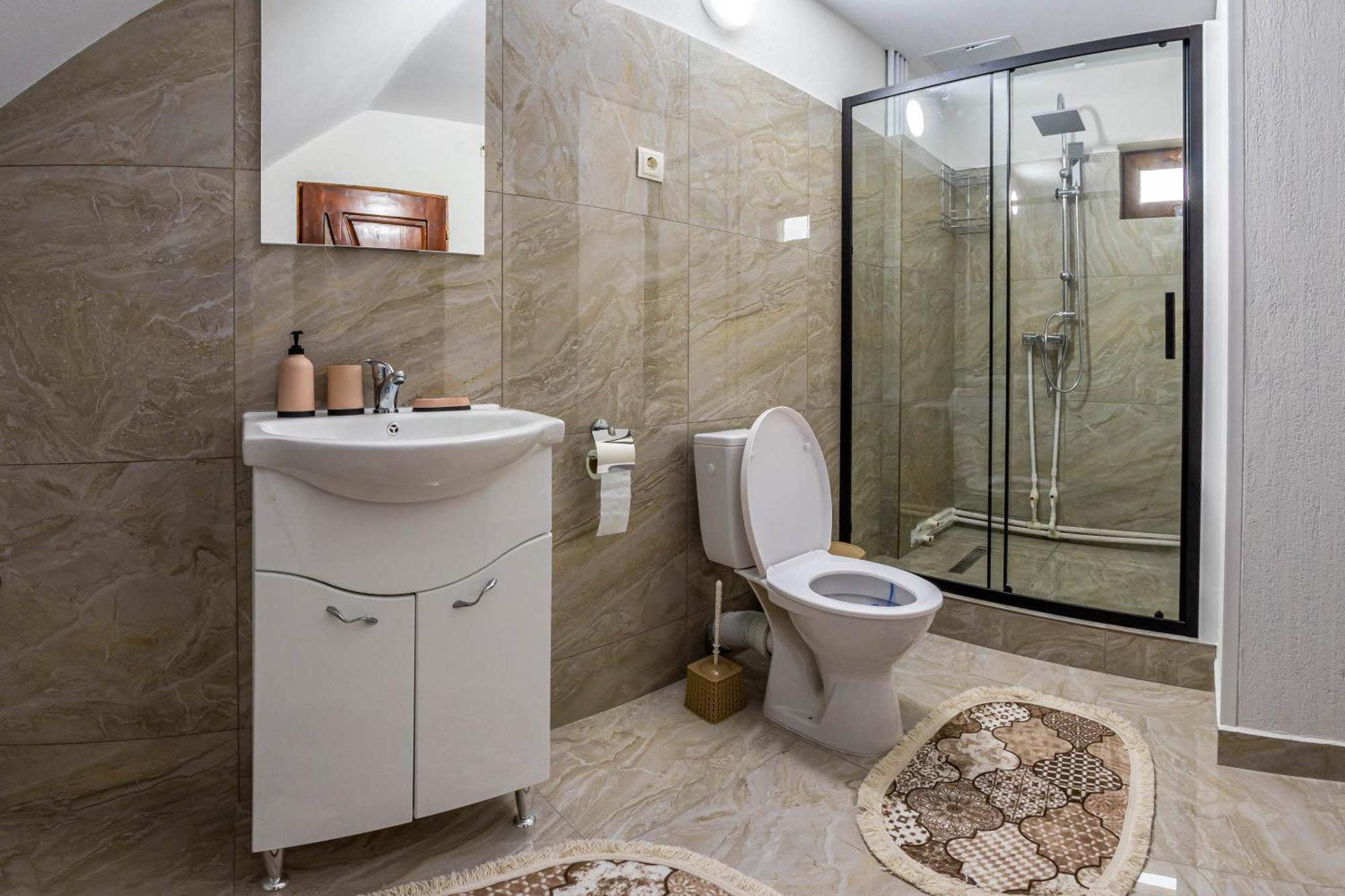 Cameră triplă cu baie privată
