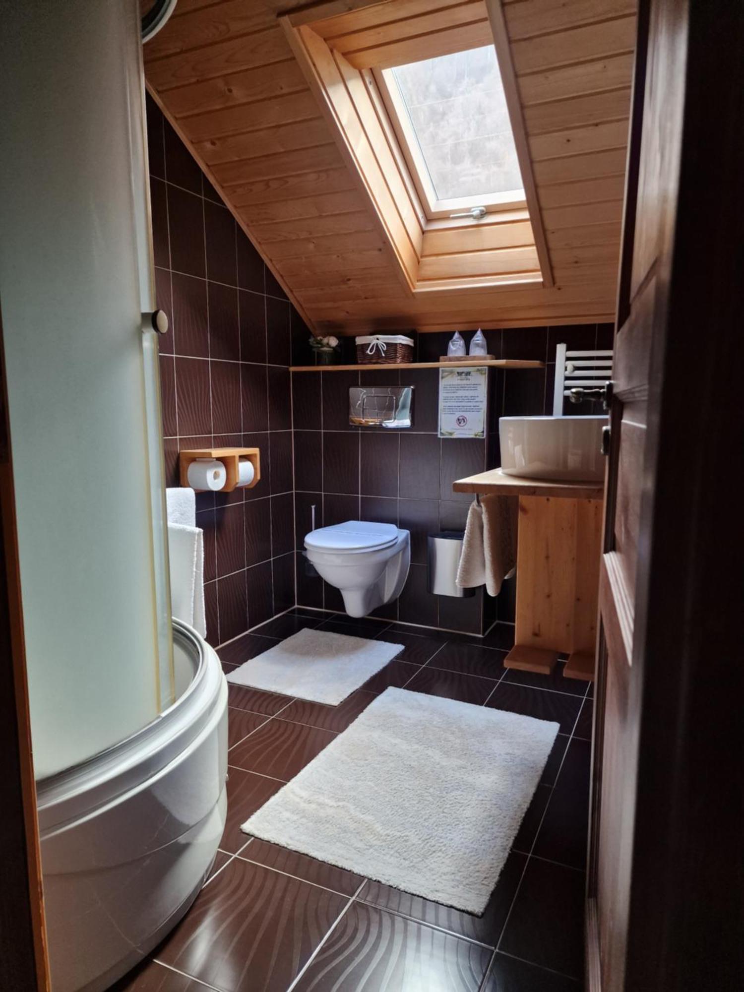 Cameră dublă cu balcon (2 adulți + 1 copil)