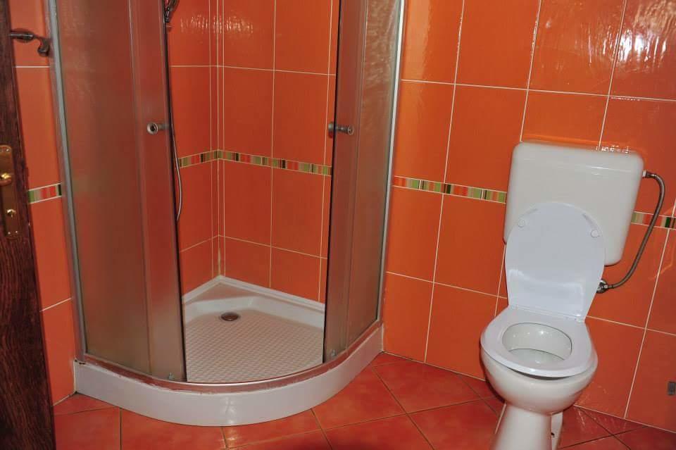 Cameră triplă cu baie