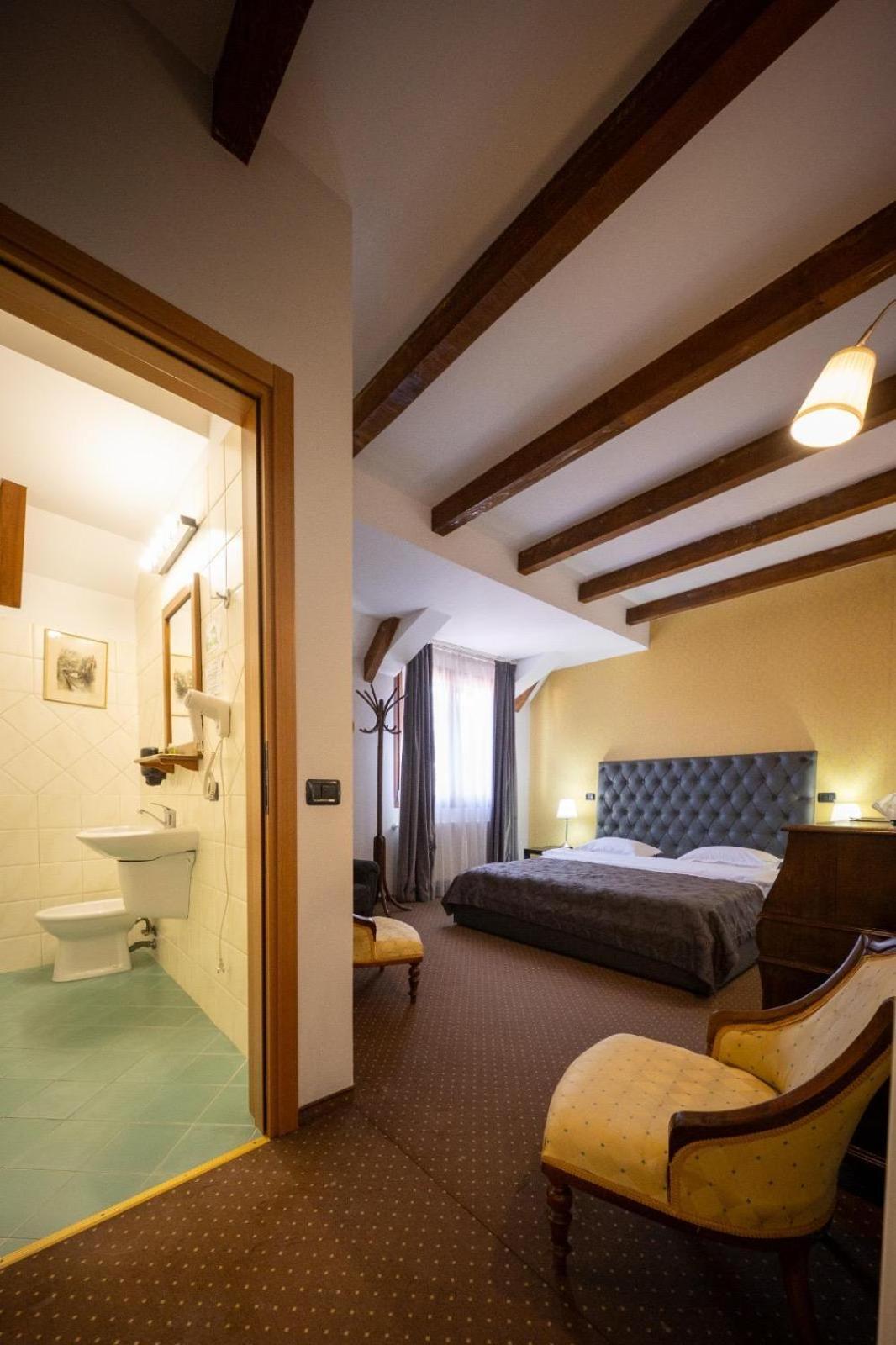 Queen Room,1758357278:JPEG