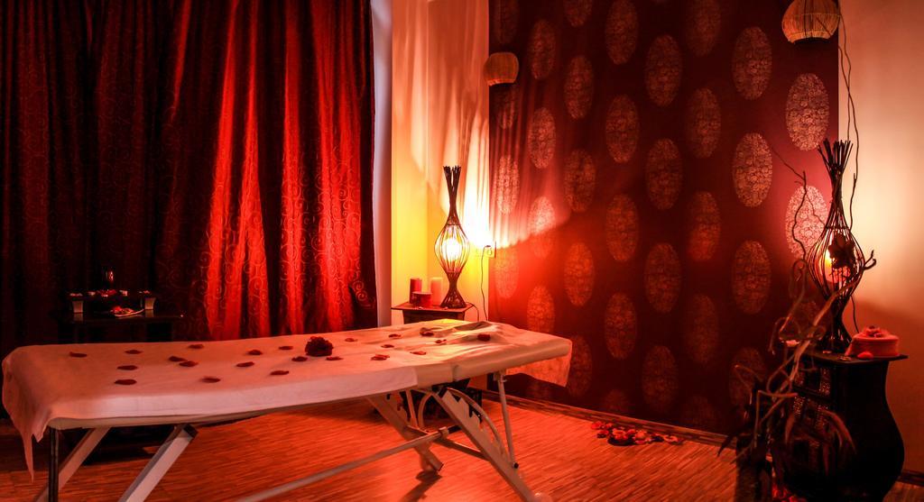 Pachet Romantic Escape - Cameră Dublă cu acces la piscină interioară și jacuzzi