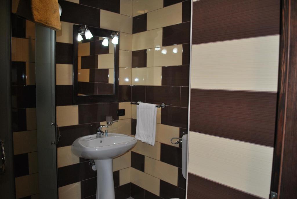 Cameră twin cu baie
