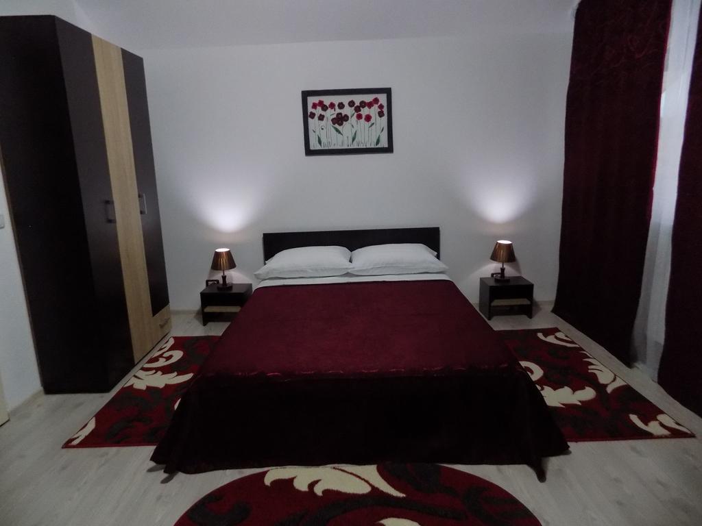 Cameră cvadruplă cu baie privată.
