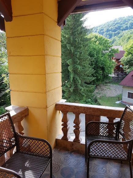 Cameră de familie cu vedere la munte