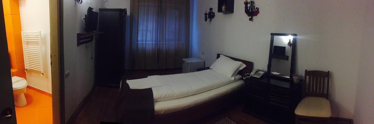 Cameră single cu baie privată