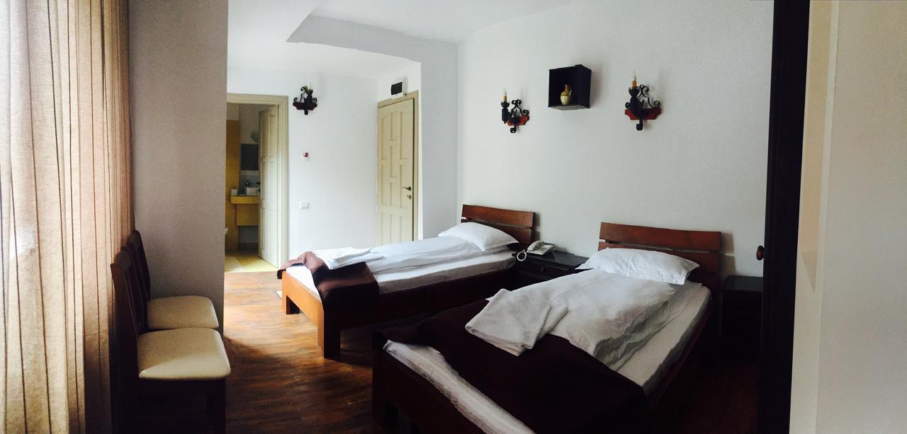 Cameră twin cu baie privată