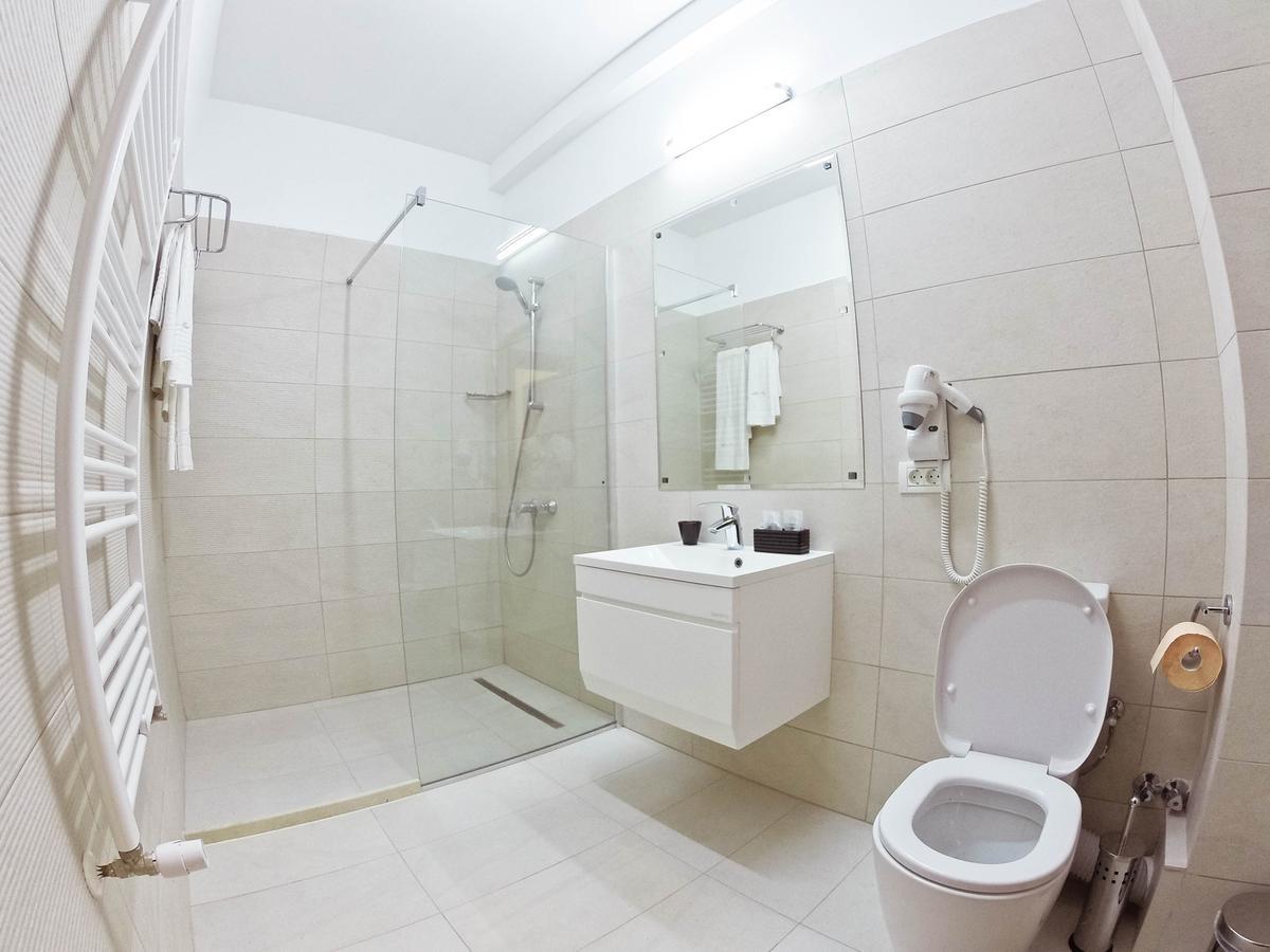 Cameră dublă cu baie privată
