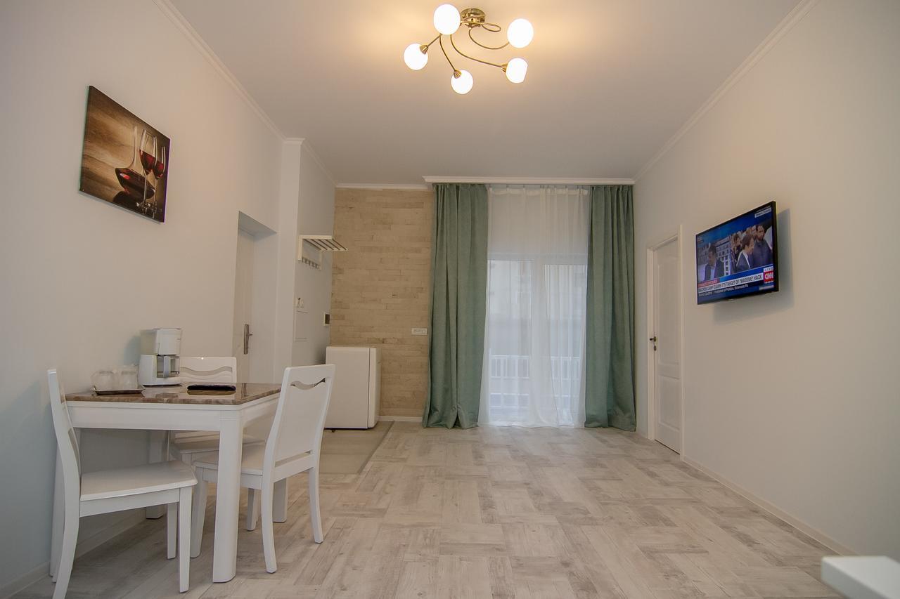 Apartament cu vedere la piscină