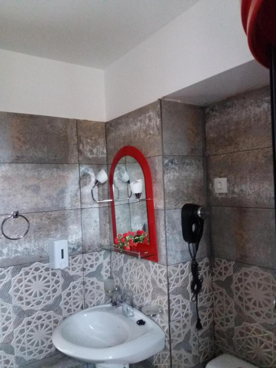 Cameră triplă cu vedere la grădină