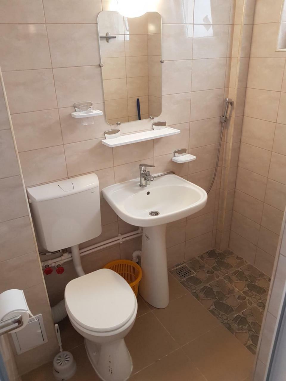 Cameră twin cu baie