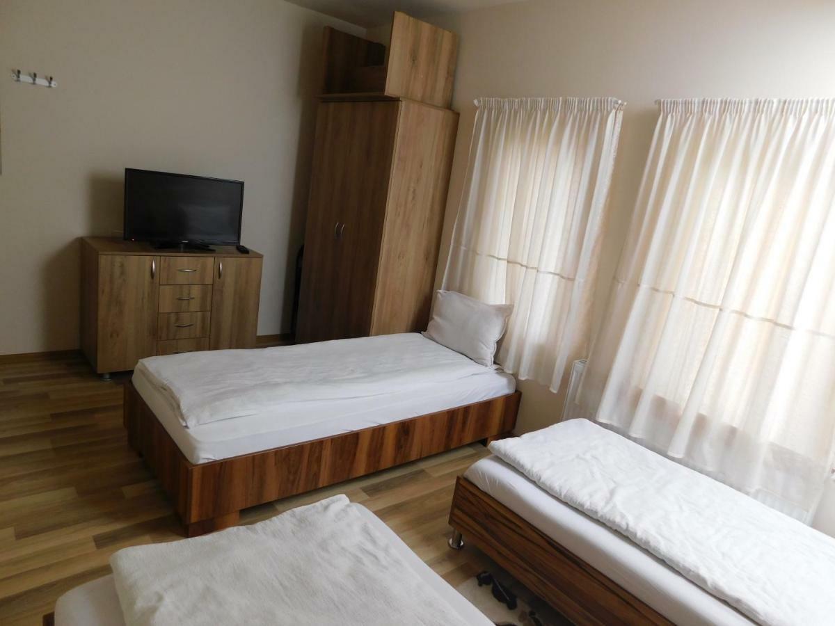 Cameră triplă cu baie privată