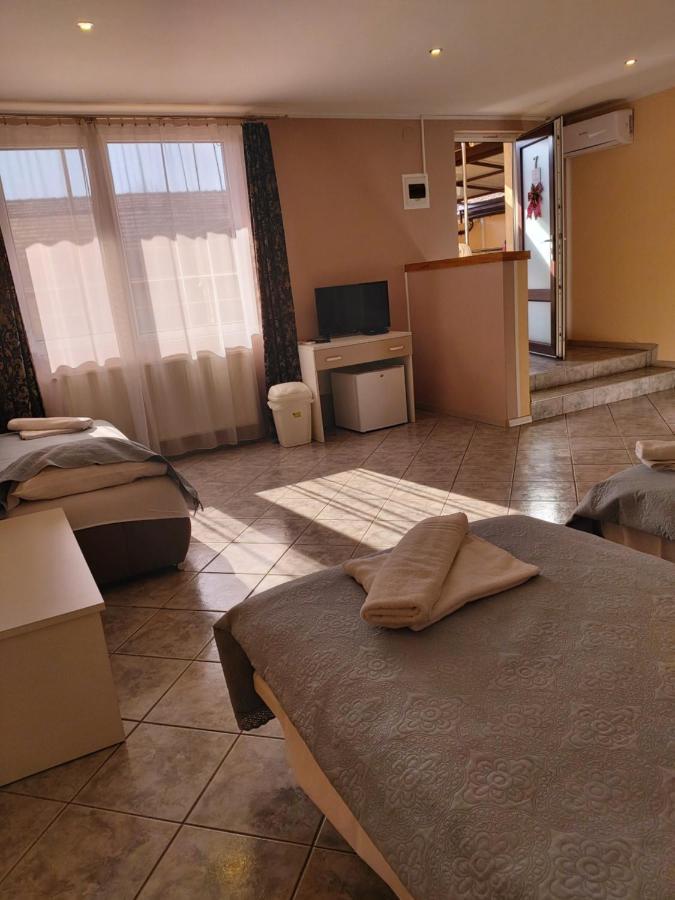 Cameră triplă Confort cu duș