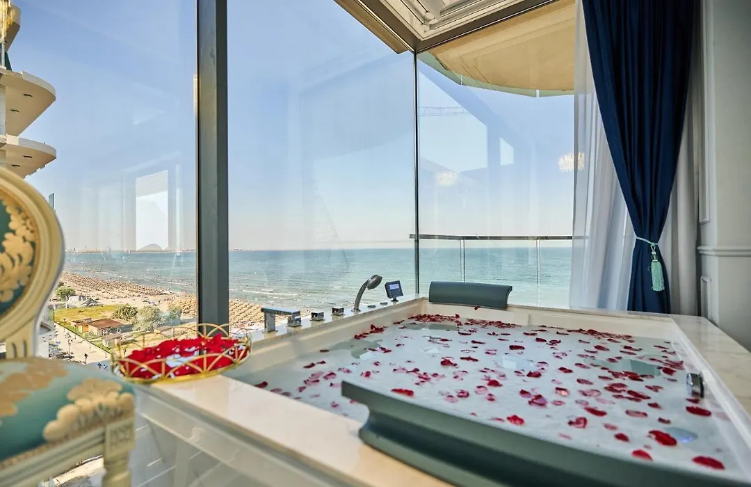 Luxury By The Sea, Mamaia-1