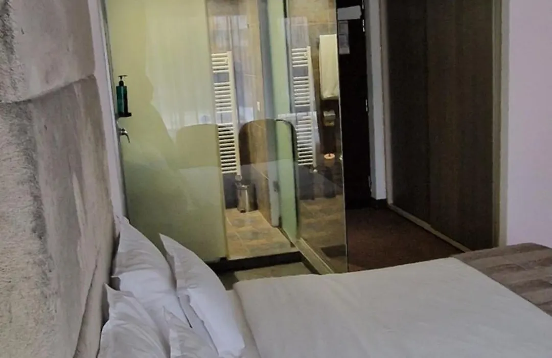 City Hotel & Lounge-1