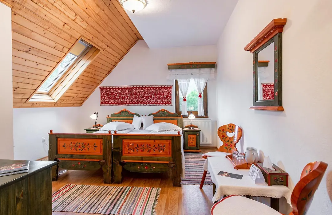 Conacul Secuiesc-Szekelyko Kuria Rasfat Complet Cu Sauna Si Ciubar Incluse-1