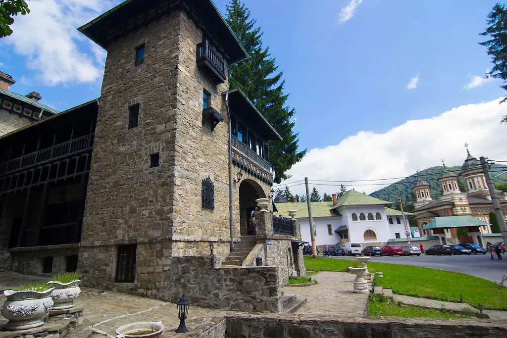 Casa Cu Farfurii-1
