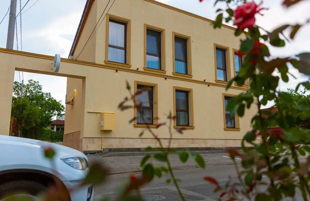 Casa cu Nuc-1