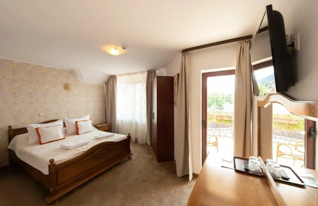 Camere de inchiriat Casa cu flori-1