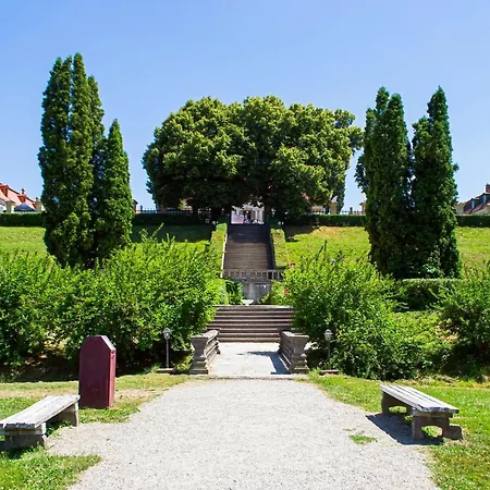 Vila Rozalia Garden Gate-3