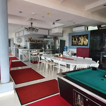Vila Franceză - Cazare cu jacuzzi pe malul lacului Colibița-3