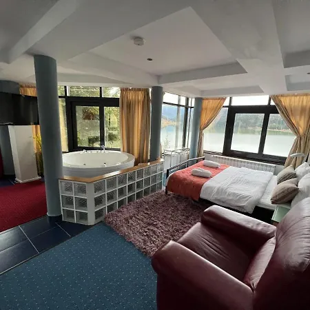 Vila Franceză - Cazare cu jacuzzi pe malul lacului Colibița-2
