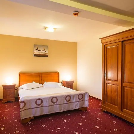 Red Hotel-2
