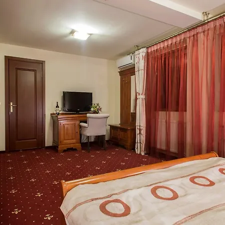 Red Hotel-3