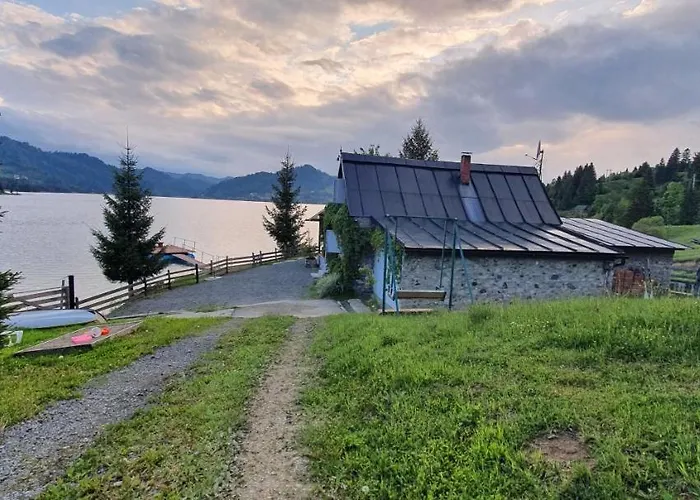 Traditional Casa Pescarului langa lac cu ponton