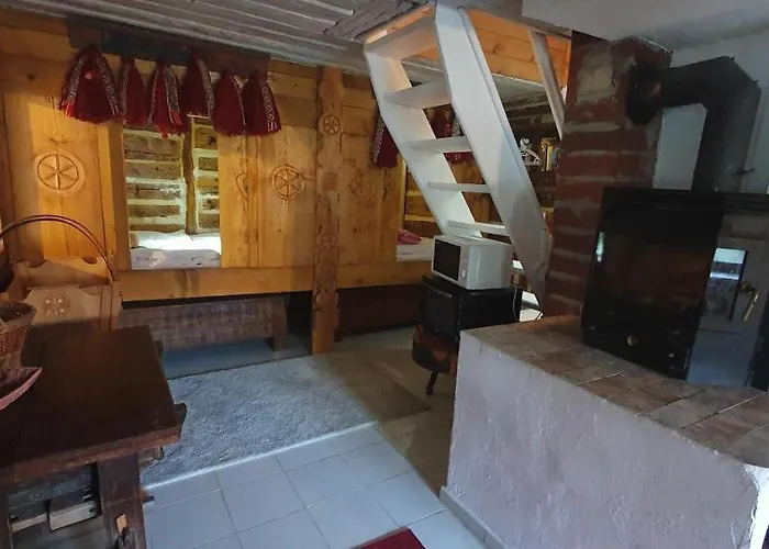 Traditional Casa Pescarului langa lac cu ponton Colibiţa, România