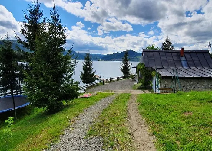Traditional Casa Pescarului langa lac cu ponton