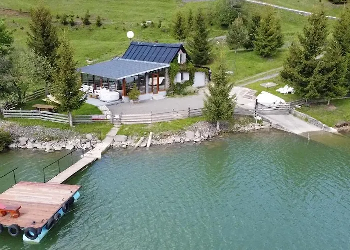Traditional Casa Pescarului langa lac cu ponton