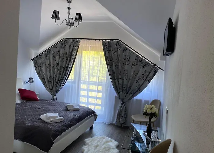 Perla Muntilor Ponoarele, Padurea de liliac Hotel, România
